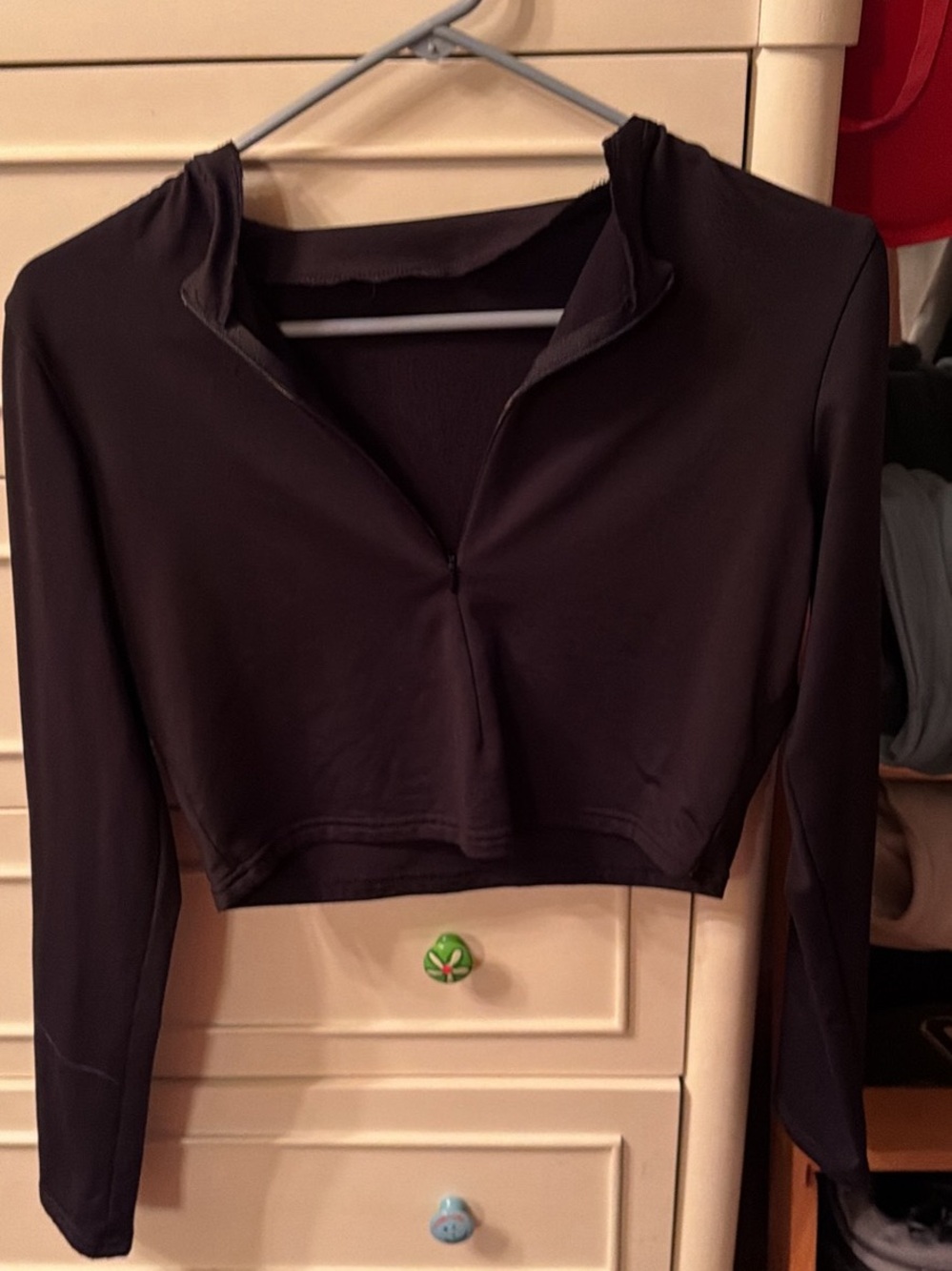 Long-Sleeve Cropped Athletic Top - Black